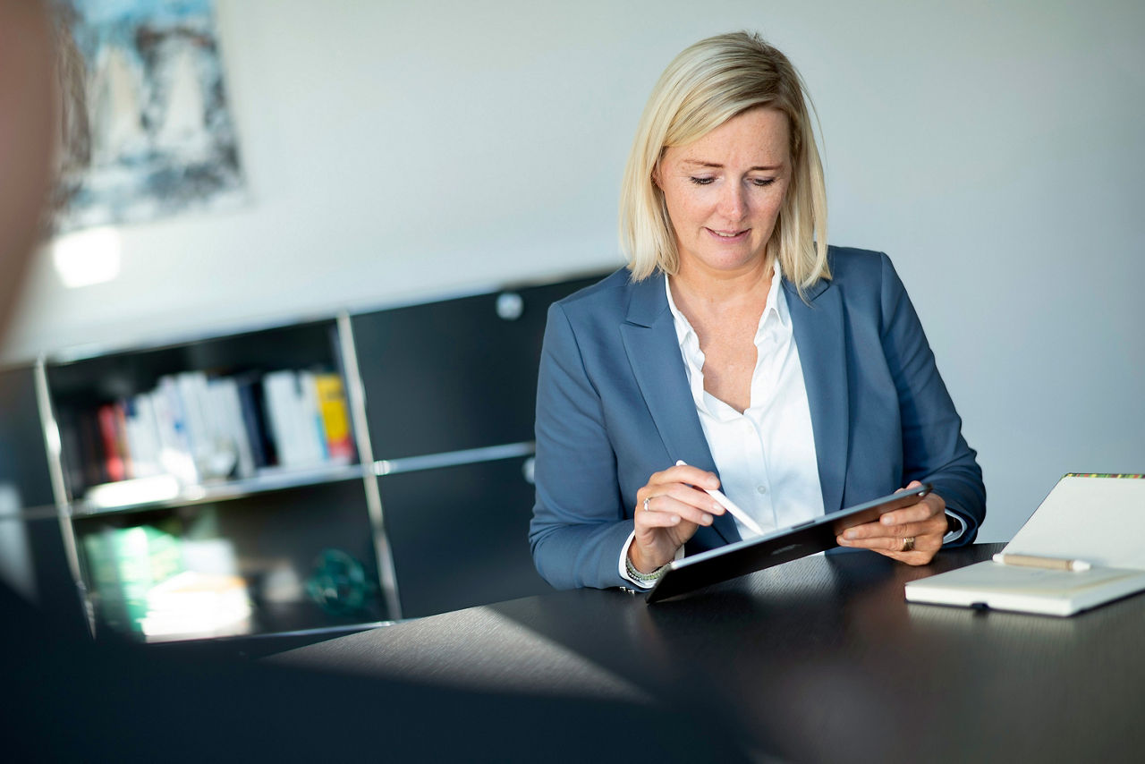 Frau liest etwas auf dem Tablet